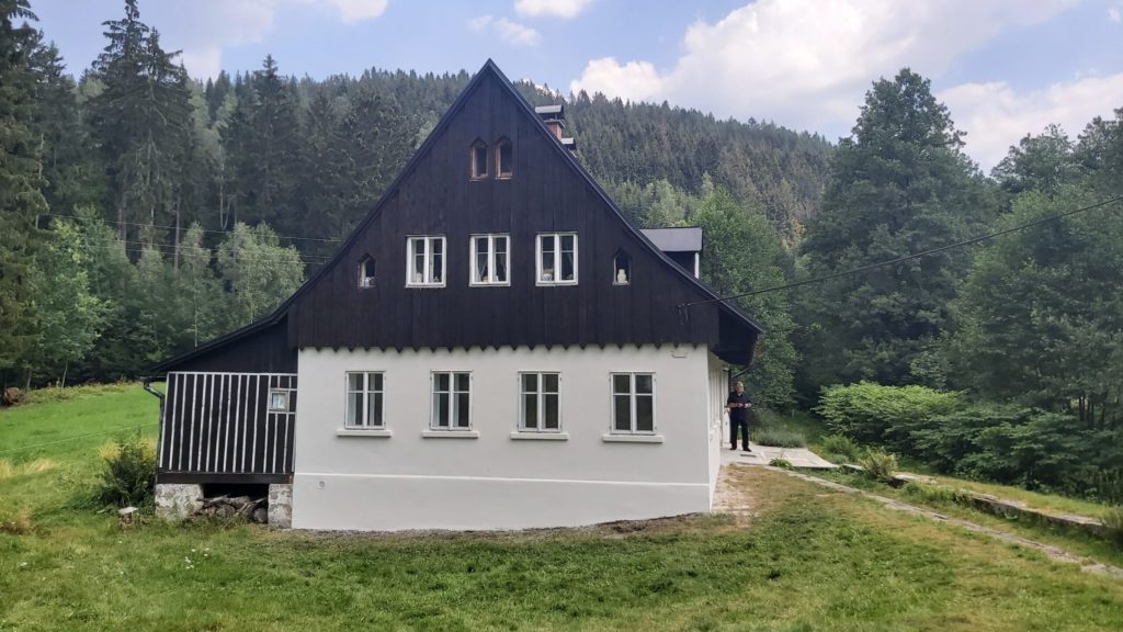 Rekonstrukce horské chaty s modernizovanou přízemní fasádou.